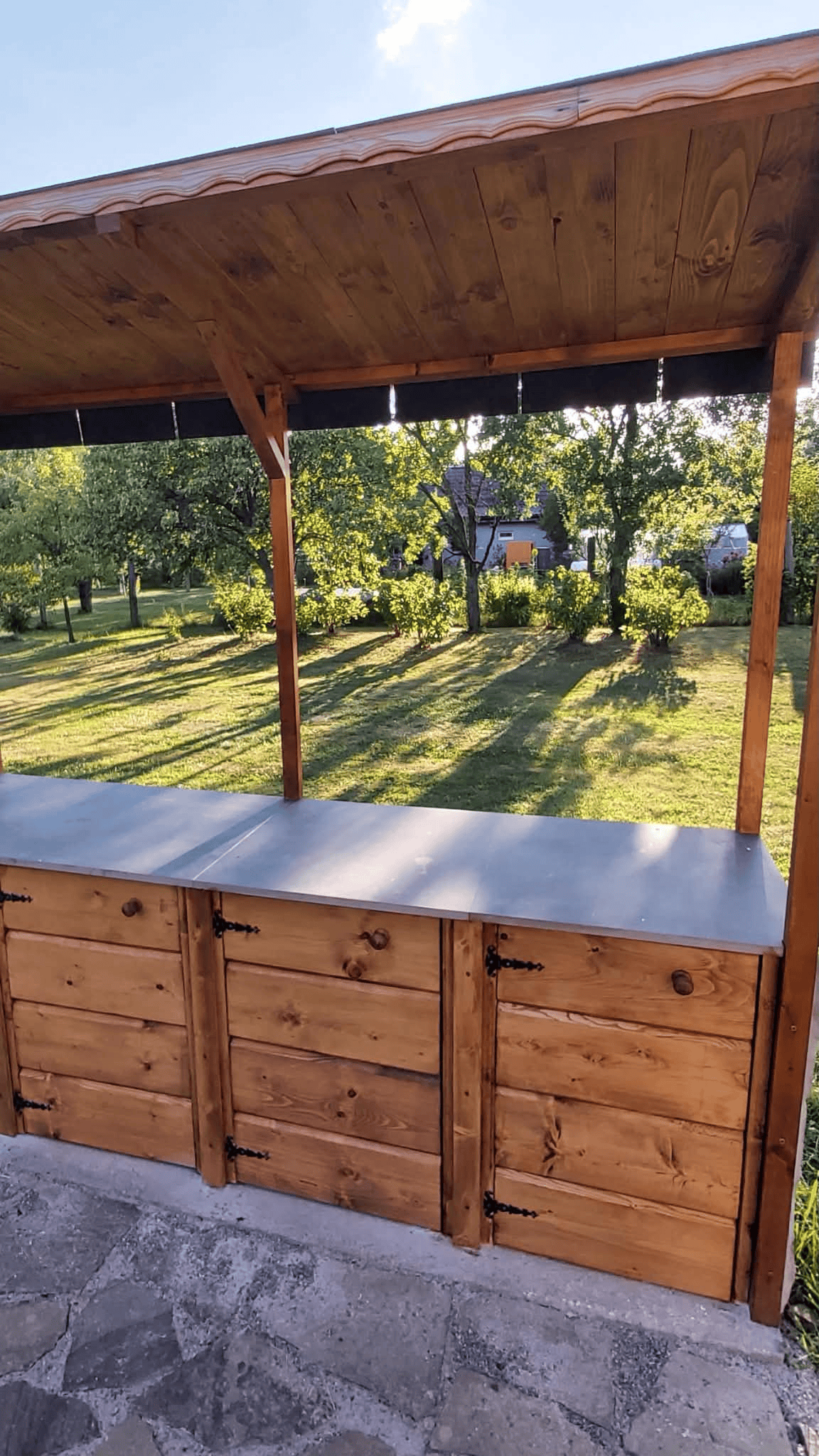 exterierová kuchynská linka, vonkajšiqa kuchynská linka, kuchynská linka s prístreškom záhradná, tatranský profil, dvierka, stánok, drevo, DIY, 